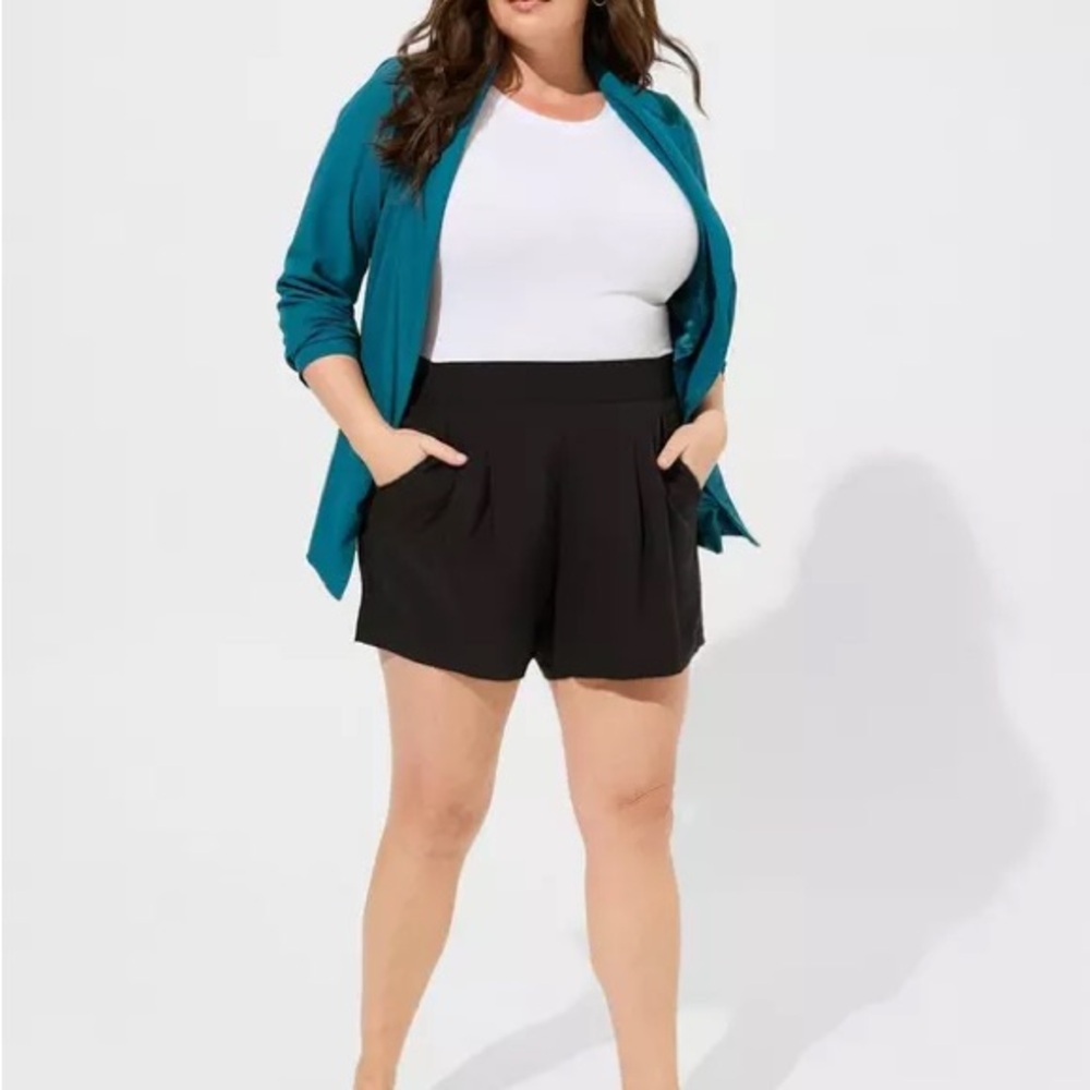 Torrid 3.5 Inch Challis Short Size 3 Deep Black